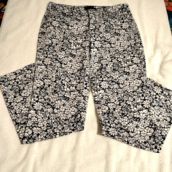 Talbot's Women's Floral Bouquet Pants with Black Outlines around Flowers Sz 4 - Picture 2 of 10